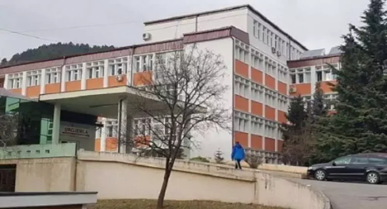 Rasti i djeshëm, Spitali i Pejës jep detaje: Njëri nga të plagosurit është dërguar në QKUK, tjetri është jashtë rrezikut për jetë