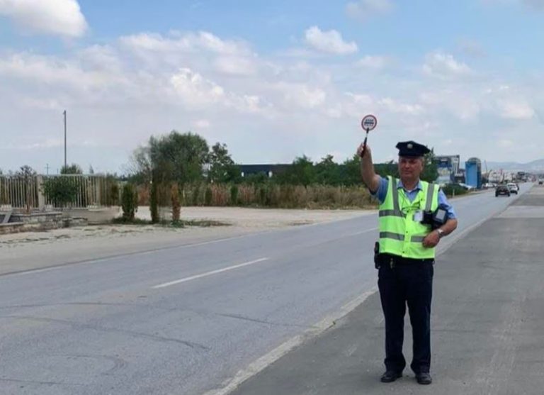 Ndodh në Ferizaj, instruktorja e autoshkollës gjobitet për përdorim telefoni!
