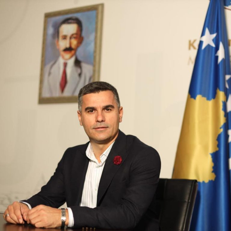 Reagimi skandaloz i vëllait të Xhafer Tahirit: Duhet me pasë k*** me përjashtu prej partisë